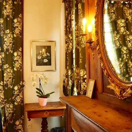 Chateau Isigny, Petit Et Secret Des Chateaux De Charme B&B Isigny-le-Buat