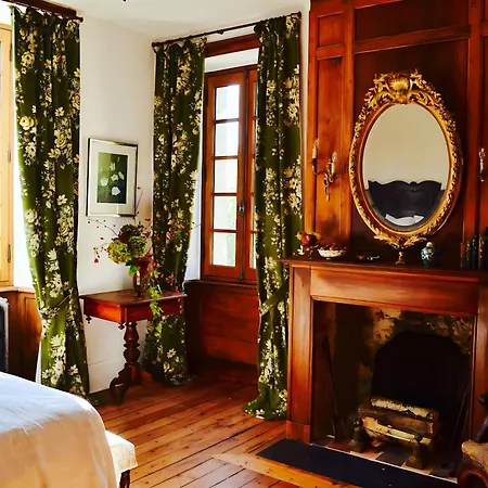 Chateau Isigny, Ideal Pour Les Familles Avec Enfants Et Les Animaux De Compagnie, Situe A Proximite Du Mont Saint-Michel Bed & Breakfast