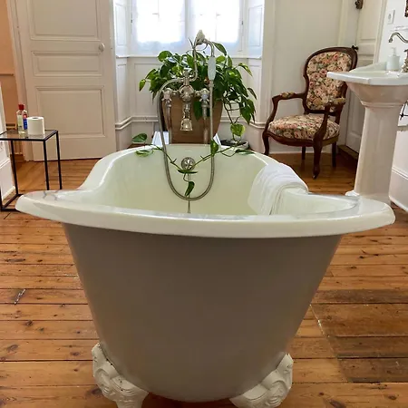 Chateau Isigny, Sejour En Famille, Enfants & Chiens Bienvenus, Family Holidays, Children & Dogs Welcome Isigny-le-Buat