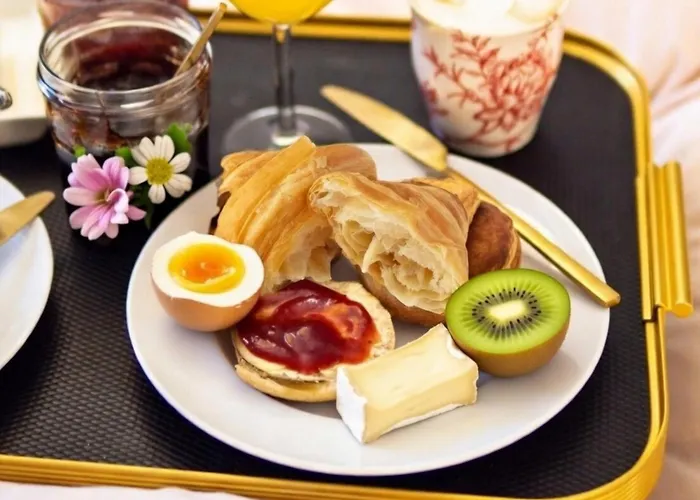 Chateau Isigny: Boutique Near Mont Saint Michel Bed & Breakfast Isigny-le-Buat