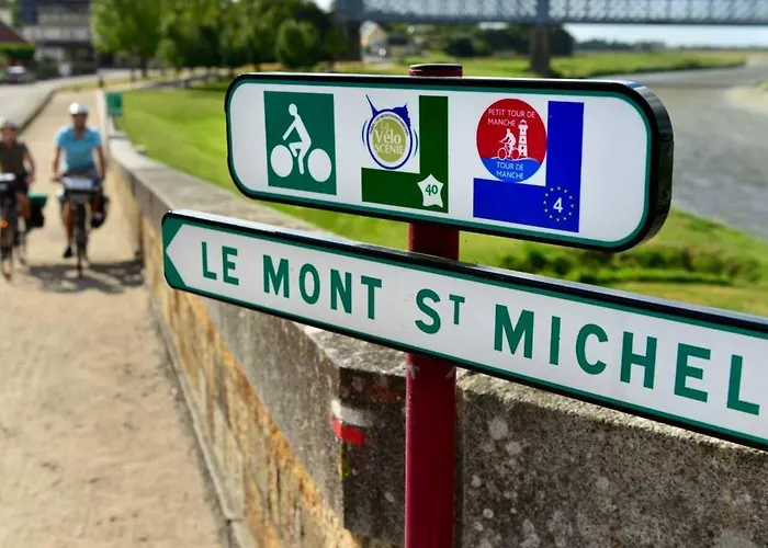 Chateau Isigny: Boutique Near Mont Saint Michel Bed & Breakfast Isigny-le-Buat